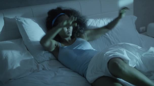 Nerviosa mujer negra despierta para el calor del verano en la cama — Vídeos de Stock