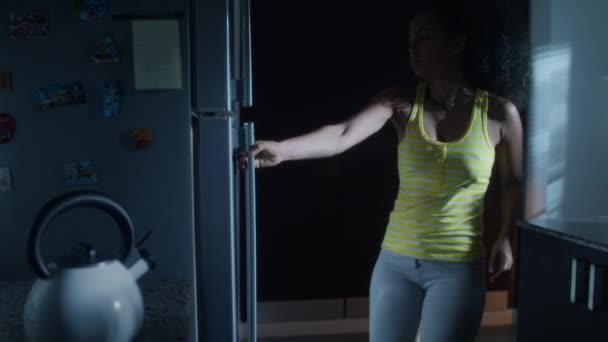 Mujer negra mirando en el refrigerador para merienda de medianoche — Vídeos de Stock