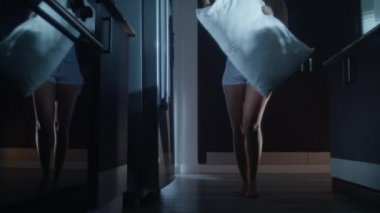 Siyah kadın sıcak hava dalgası dolapta uyumak için uyanık