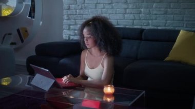 Tipik haber dizüstü bilgisayarda geceleri genç Latina kadın