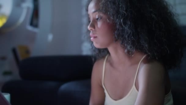 年轻拉丁妇女晚上在膝上型计算机上键入消息 — 图库视频影像