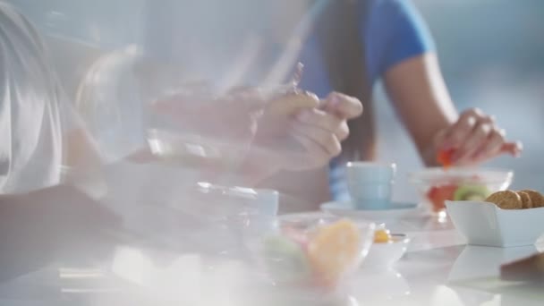 Jeune couple manger le petit déjeuner à la maison le dimanche — Video