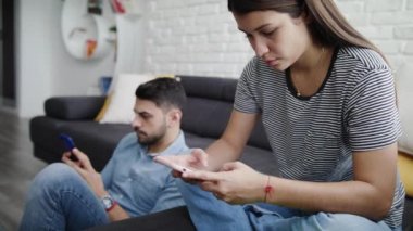 Telefonları kullanarak sosyal ağlara bağımlısı çift