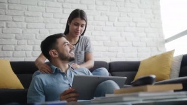 Tablet ile genç çift portresi Pc gülümseyen