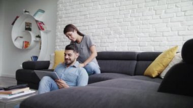 Kız erkek kanepe evde masaj