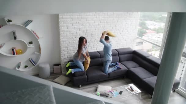 Retrato de jovem casal jogando travesseiro luta — Vídeo de Stock