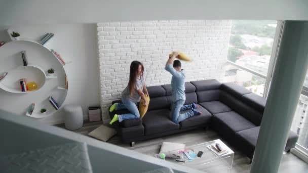 Retrato de pareja joven jugando a la pelea de almohadas — Vídeos de Stock