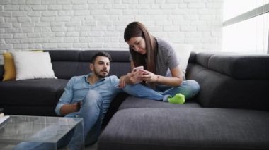 Telefonları kullanarak sosyal ağlara bağımlısı çift