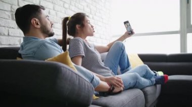 Evde alarak Selfie Divan genç çift