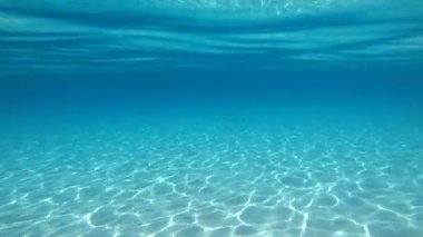 Sardegna, Italia, berrak deniz suyu. Sardunya, İtalya Akdeniz üzerinde İtalya kıyılarını sualtı manzarası. Kimse kopya alanı