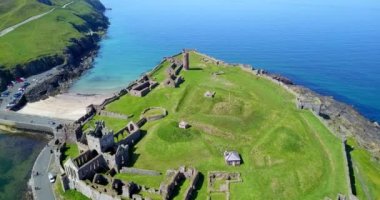 Peel kaleye Isle of Man, Isle of Man, ilk Vikingler tarafından inşa kabuğuna bina simgesel yapı üzerinde uçan uçak. Havadan görünümü eski anıt gökten gördün ve büyüleyici deniz Köyü