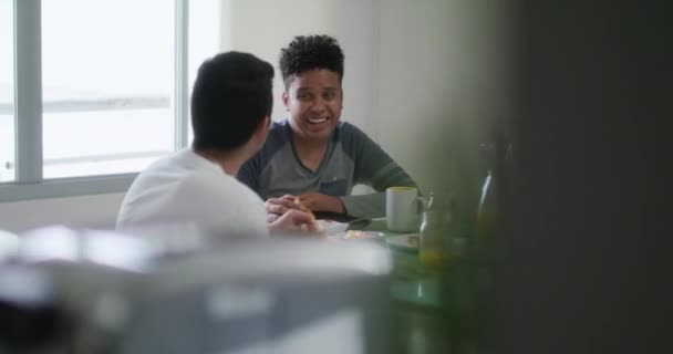 Lgbt casal tomando café da manhã em casa pela manhã — Vídeo de Stock