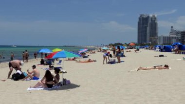 Miami Beach, Amerika Birleşik Devletleri - Temmuz 2018 - insanlar South Beach, Miami Beach, Florida, ABD tatil günlerinde rahatlatıcı. Yaz tatillerini denize yakın turist. Amerikan peyzaj ve Amerika'nın eğlence