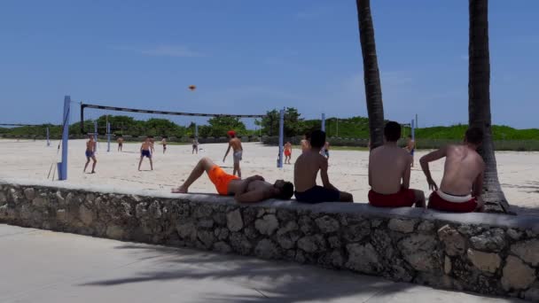 Miami Beach Usa Julio 2018 Jóvenes Jugando Voleibol Playa South — Vídeo de stock