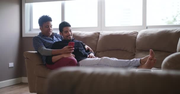 Mutlu eşcinsel çift cep telefonu fotoğraflara bakarken — Stok video
