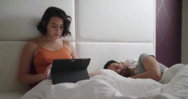Karısı Ev ve uyku kocası yatakta çalışma