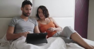 Mutlu genç çift yatakta seyahat satırındaki alış