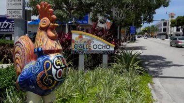 Miami, Florida, ABD - Temmuz 2018 - görünümü, Calle Ocho, Miami, Florida, ABD küçük Havana bölgesinde hoş geldiniz işareti ile yolda