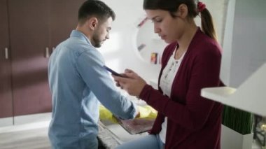 Adam ve kadın iş ev ev işi mutfak