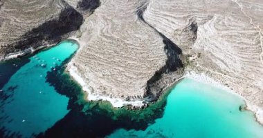 Spiaggia dei Conigli hava görünümünü Lampedusa, Sicilya, İtalya ile Akdeniz adanın yanında. İtalyan yaz manzara sahil boyunca uçan uçak ile gökten görüldü