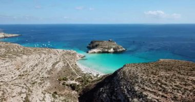 Isola dei Conigli hava görünümünü Lampedusa, Sicilya, İtalya ile Akdeniz adanın yanında. İtalyan yaz manzara sahil boyunca uçan uçak ile gökten görüldü