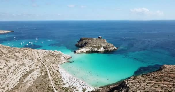 Letecký pohled Isola dei Conigli u ostrova Lampedusa, Itálie se Středozemním mořem. Italské letní krajina viděná z nebe s DRONY létání nad pláží