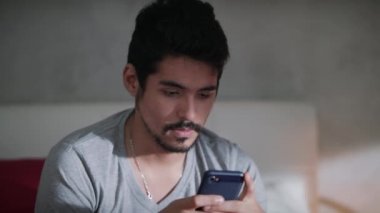 Eşcinsel birbirimizi görmezden ve telefonları kullanarak çift