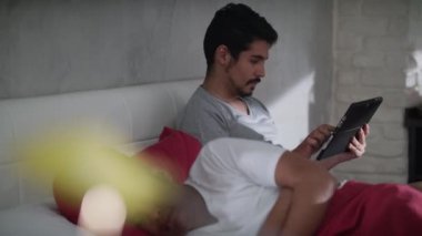 Eşcinsel adam uyuyan ortak Video oyun oynuyor