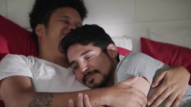 Homoszexuális pár átölelve és pihentető az ágyban — Stock videók