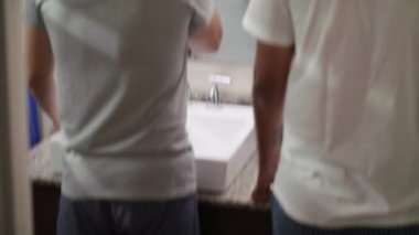 Banyoda diş fırçalayan mutlu eşcinsel çift.