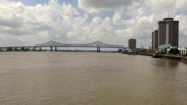 New Orleans, Louisiana, ABD - Temmuz 2018: Görünüm, New Orleans, Louisiana, Amerika Birleşik Devletleri. Mississippi Nehri ve Crescent City bağlantı köprüsü ile Amerikan şehrinin kentsel görünümü
