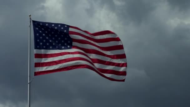 Amerikan Bayrağı Ile Bulutlu Gökyüzü Arka Planda Uçan Stars Stripes — Stok video