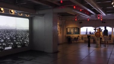 New Orleans, Louisiana, ABD - Temmuz 2018: Ziyaretçi Ulusal İkinci Dünya Savaşı Müzesi, New Orleans, Louisiana, Amerika Birleşik Devletleri