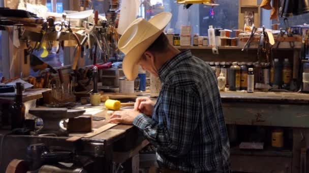 Fort Worth Texas Julio 2018 Hombre Trabajando Como Artesano Una — Vídeo de stock