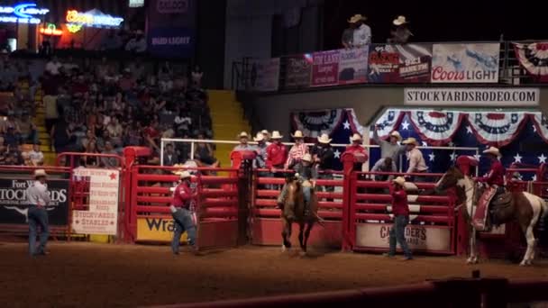 沃思堡 得克萨斯州 2018年7月 美国牛仔骑马在牛镇体育馆的竞技 在堆场的竞技场 美国德克萨斯州 体育赛事中的男子和动物 — 图库视频影像