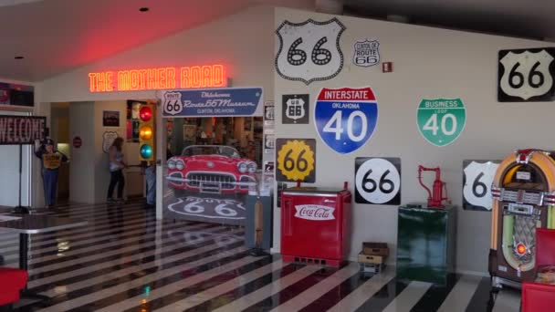 俄克拉荷马州66号博物馆在克林顿 俄克拉荷马州 美国与收藏的纪念品 旧物件和复古收藏品 — 图库视频影像