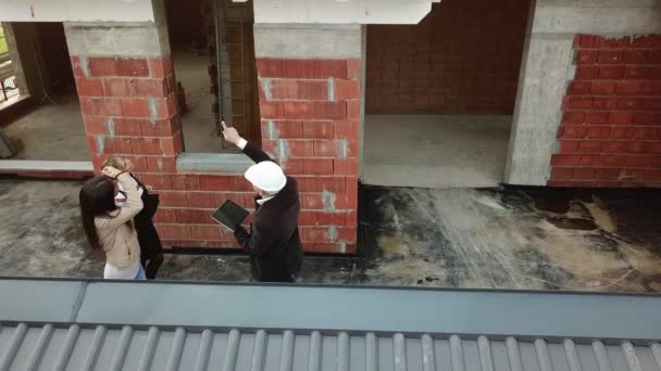 Architecte Femmes Sur Chantier Ingénieur Avec Des Clientes Achetant Une — Video