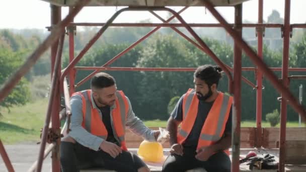 Lidé Pracující Staveniště Muži Při Práci Novém Domě Bytového Domu — Stock video