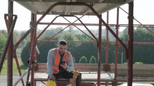 Человек Работающий Строительной Площадке Белый Молодой Человек Работой Новом Доме — стоковое видео