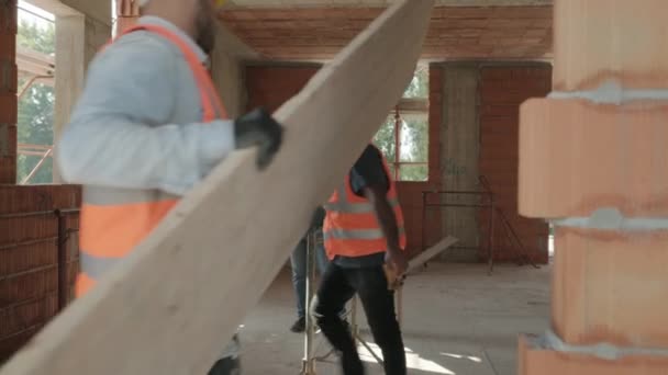 Människor Som Arbetar Byggarbetsplatsen Män Jobbet Nya Hus Inuti Hyreshus — Stockvideo