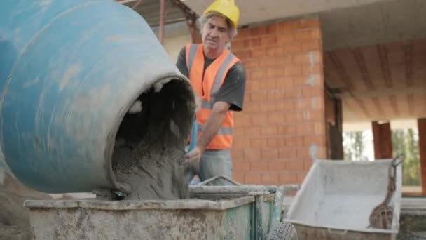 Människor Som Arbetar Byggarbetsplatsen Upptagen Kaukasiska Man Arbetet Nya Hem — Stockvideo