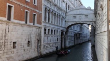 Venice, İtalya - Kasım 2018: Venedik, İtalya, şehir eski binalar, anıtlar, su kanalları ile Sighs köprü altında geçen gondol görünümünü. Venezia, İtalya turist ile seyahat ve İtalyan kentsel peyzaj