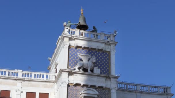 イタリア ヴェネツィアのサン マルコ広場のサン マルコ時計塔の眺め 古い建物と記念碑の都市 ヴェネツィア イタリア観光旅行とイタリアの都市景観 — ストック動画