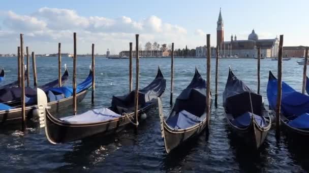 Pohled na gondole v Benátkách, město se starými budovami, čluny, vodní kanály. Cestování a italské Městská krajina v Venezia Mestre, Italia s Isola di San Giorgio Maggiore v pozadí