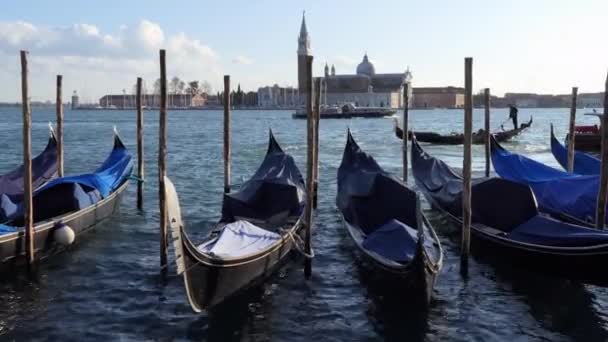 ヴェネツィア イタリア 2018 イタリアのベニスでのゴンドラの古い建物 水が付いている都市運河します ヴェネツィア バック グラウンドでイゾラ ジョルジョ マッジョーレとイタリア旅行とイタリアの都市景観 — ストック動画