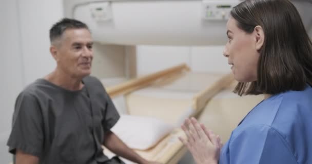 Enfermeira Conversando Com Paciente Idoso Doente Antes Laboratório Médico Dentro — Vídeo de Stock