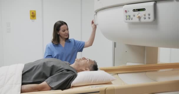 Medisch onderzoek met Mri Magnetic Resonance Imaging Machine In kliniek — Stockvideo