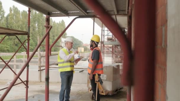 Mensen Die Werken Bouwplaats Wegenwerkers Nieuw Huis Appartement Gebouw Teamwork — Stockvideo