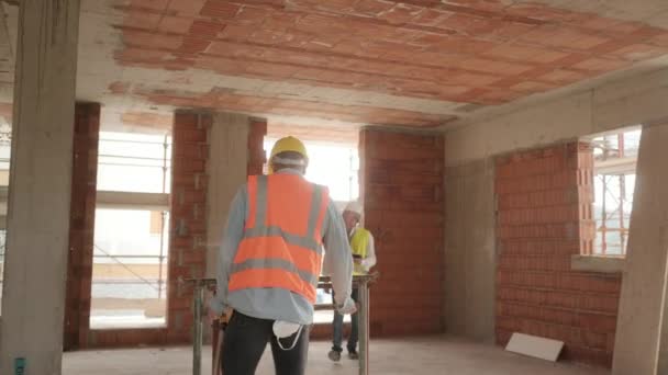 Människor Som Arbetar Byggarbetsplatsen Män Jobbet Nya Hus Inuti Hyreshus — Stockvideo