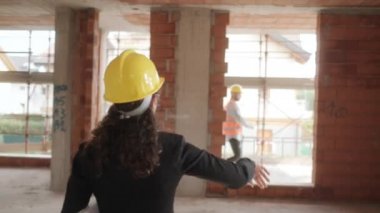 İnşaat alanında çalışan insanlar. Yeni binanın içinde Masonlar kadınla. Takım, işçilerin iş içinde ev ve mutlu kadın mimar portresi. Seyir ve kameraya gülümseyen mühendisi